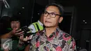 Jubir Presiden Joko Widodo, Johan Budi saat tiba di KPK, Jakarta, Jumat (11/11). Wadah pegawai KPK menggelar acara ulang tahun yang dihadiri pegawai dan mantan pegawai. (Liputan6.com/Helmi Afandi)