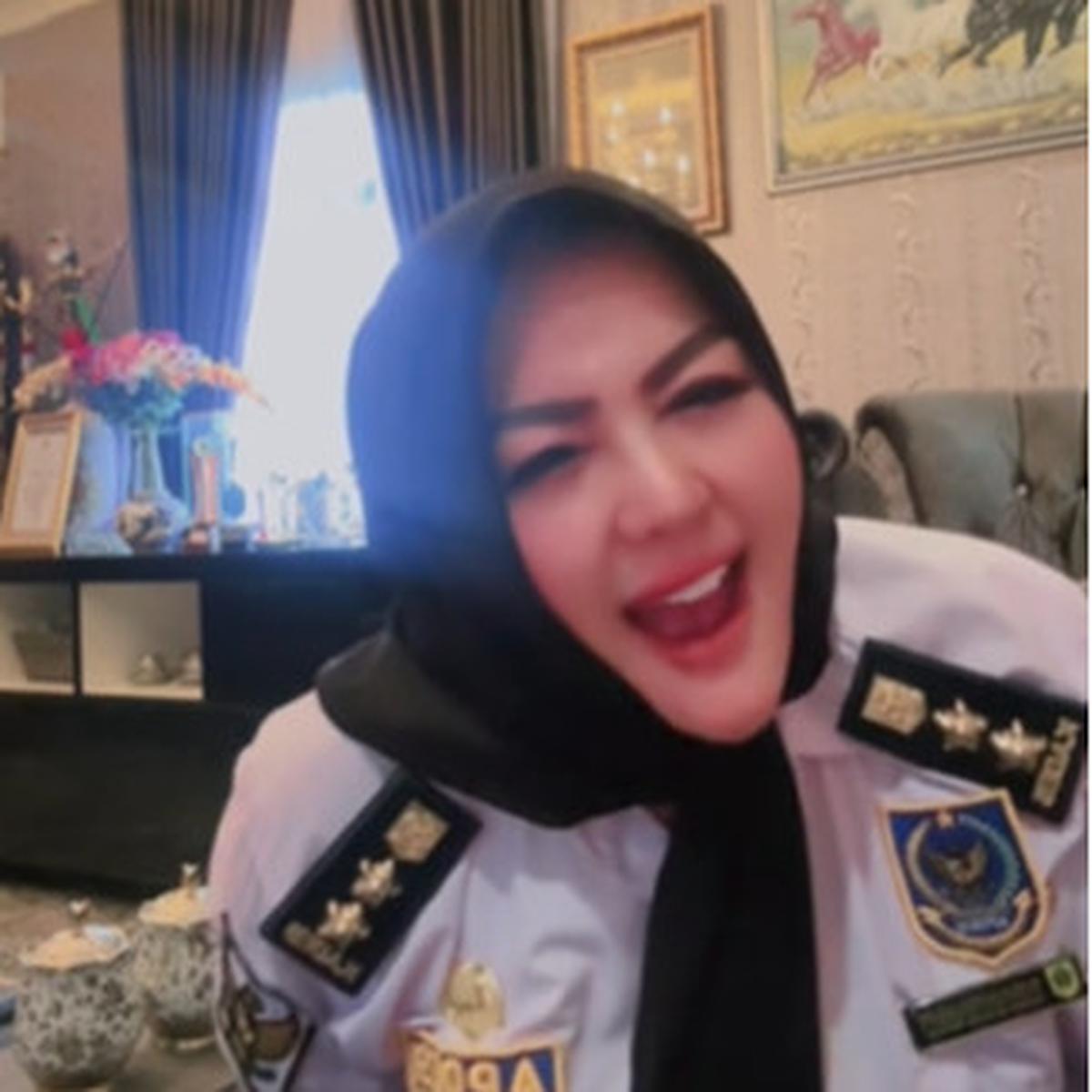 Tak Hanya Cantik, Kades Viral Tertawakan Nasi Kotak Ini Miliki Rumah Mewah dan Mobil Berderet