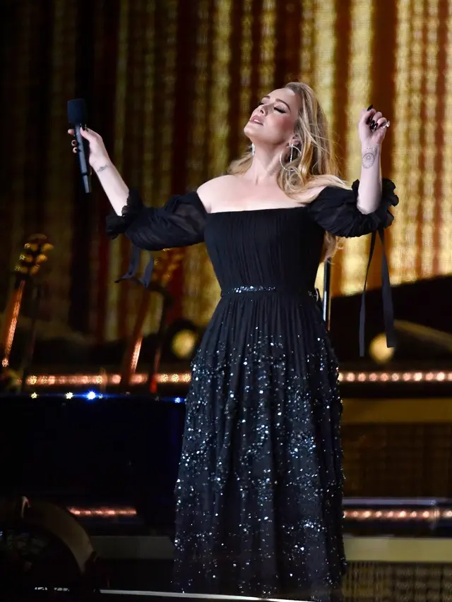 Adele dalam balutan gaun rancangan Louis Vuitton