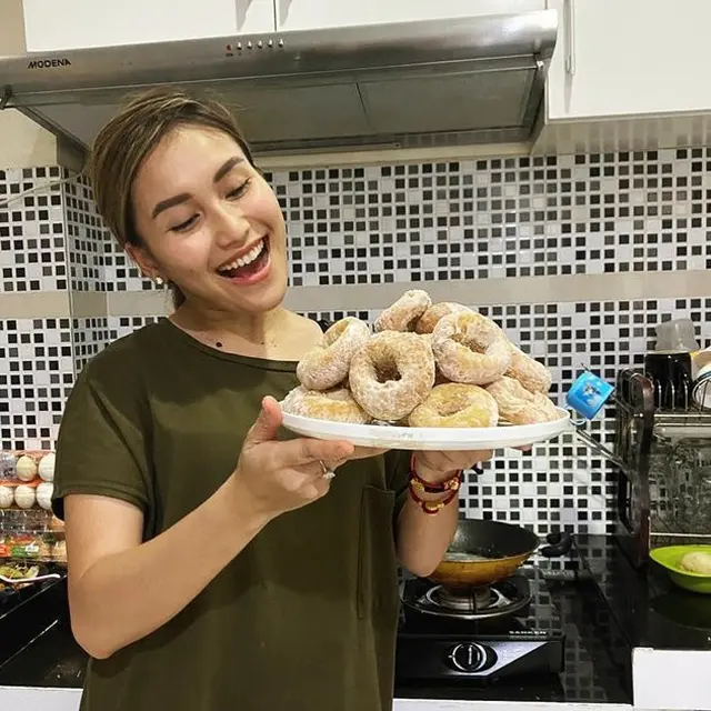Potret Ayu Ting Ting di Saat Memasak