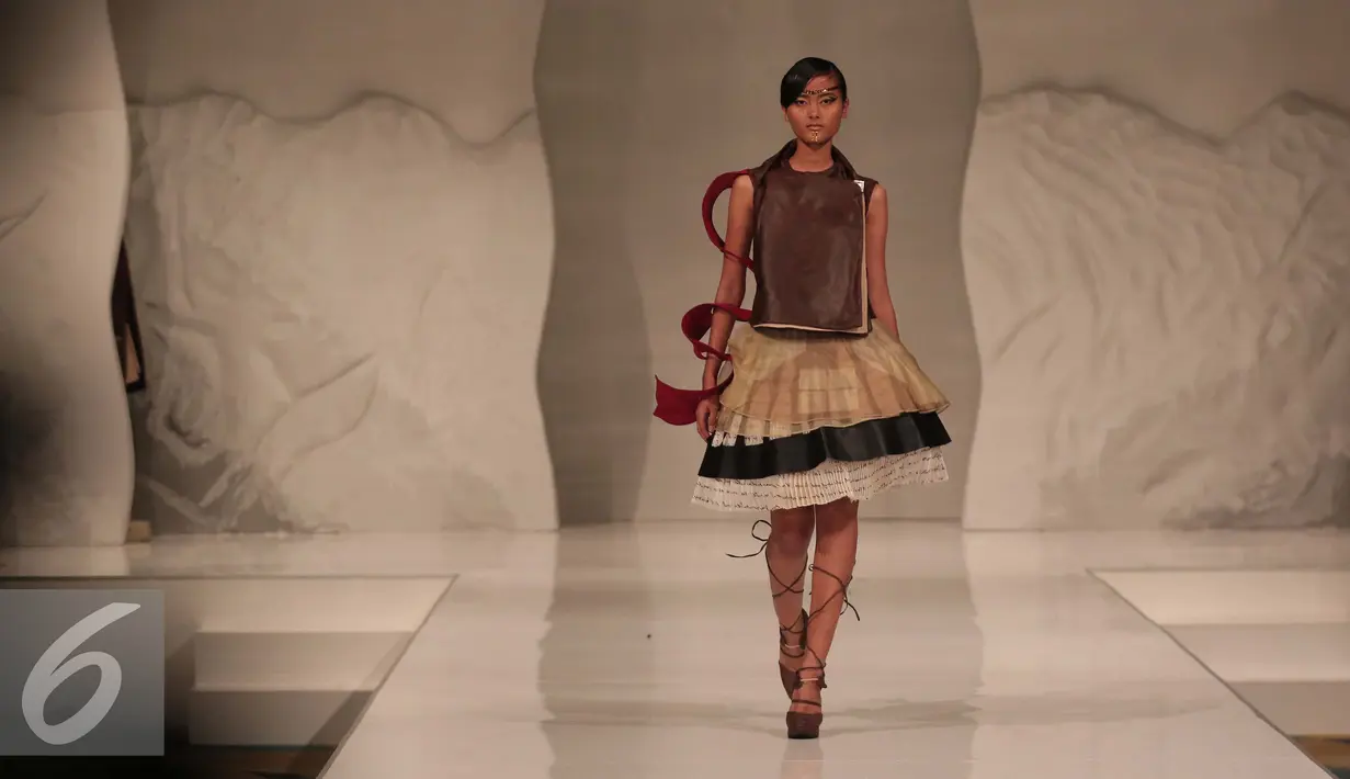 Model mengenakan busana LaSalle College yang bertajuk Sekala pada Fashion Nation di Senayan City, Jakarta (15/4). Karya mahasiswa Lasalle Collage ini bereksplorasi dengan budaya Bali pada Fashion Nation tahun ini.  (Liputan6.com/Gempur M Surya)