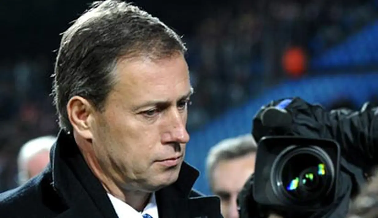 Saint-Etienne newly appointed coach Alain Perrin arrives on the pitch prior to the French L1 football match Lille vs. Nantes on November 15, 2008 at the Lille metropole stadium in Villeneuve d'Ascq, northern France. AFP PHOTO/PHILIPPE HUGUEN 