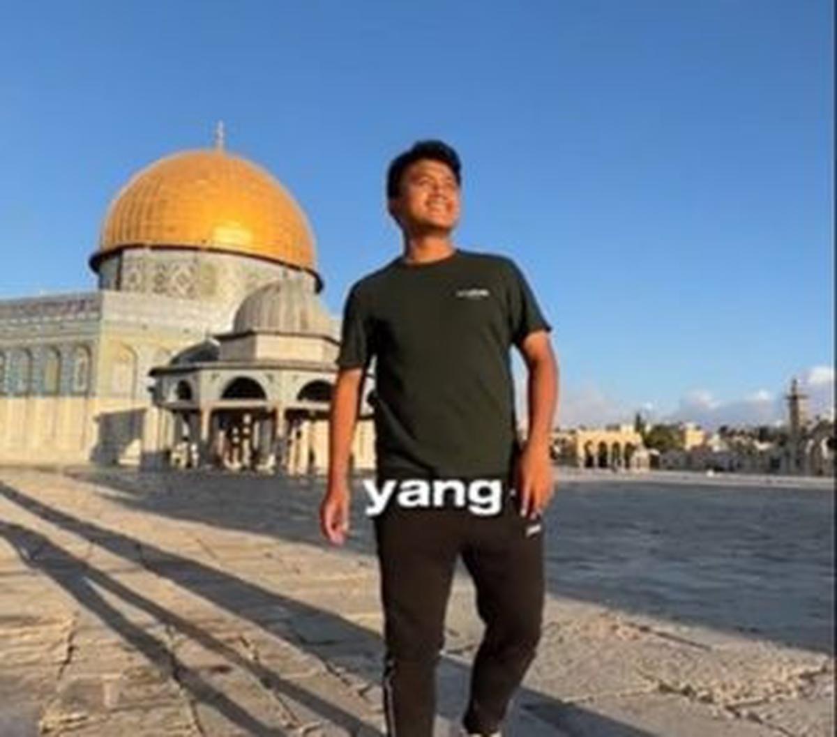"Dan akhirnya mimpi melihat langsung Masjidil Aqsa terwujud. Nih di sini juga banyak dijaga tentara Israel," ungkapnya dalam video.