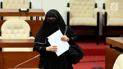 Mantan Wakil Direktur Keuangan Permai Group, Yulianis saat memenuhi panggilan Pansus hak angket untuk KPK di Gedung Nusantara, Senayan, Jakarta, Senin (24/7). Yulianis menjadi saksi perihal penyimpangan yang dilakukan KPK. (Liputan6.com/Johan Tallo)