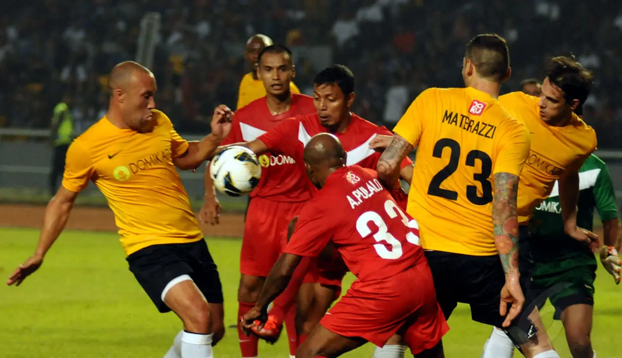 Mantan seorang pemain sepak bola Perancis, Mikael Silvestre (kiri) mencoba mengontrol bola hasil kemelut di depan gawang tim Legenda Indonesia di Stadion GBK Jakarta, (7/6/2014). (Liputan6.com/Helmi Fithriansyah)