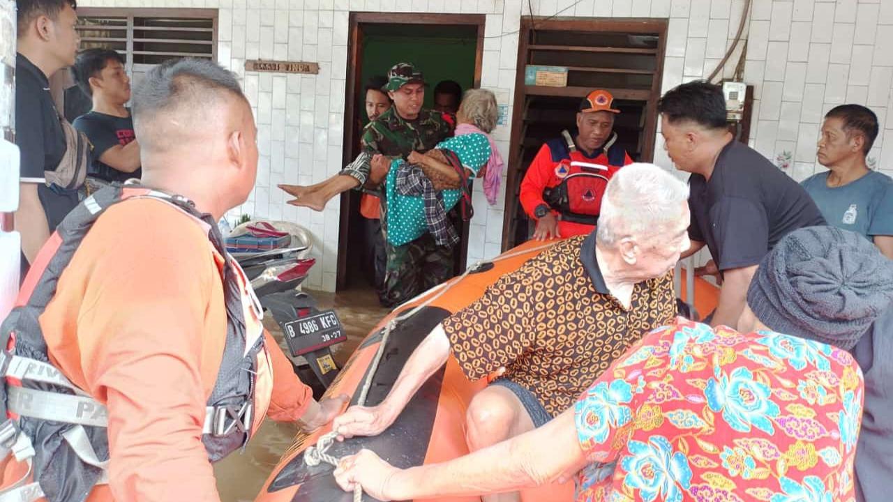 Prajurit TNI Kodim 0507 evakuasi warga terjebak banjir di Bekasi