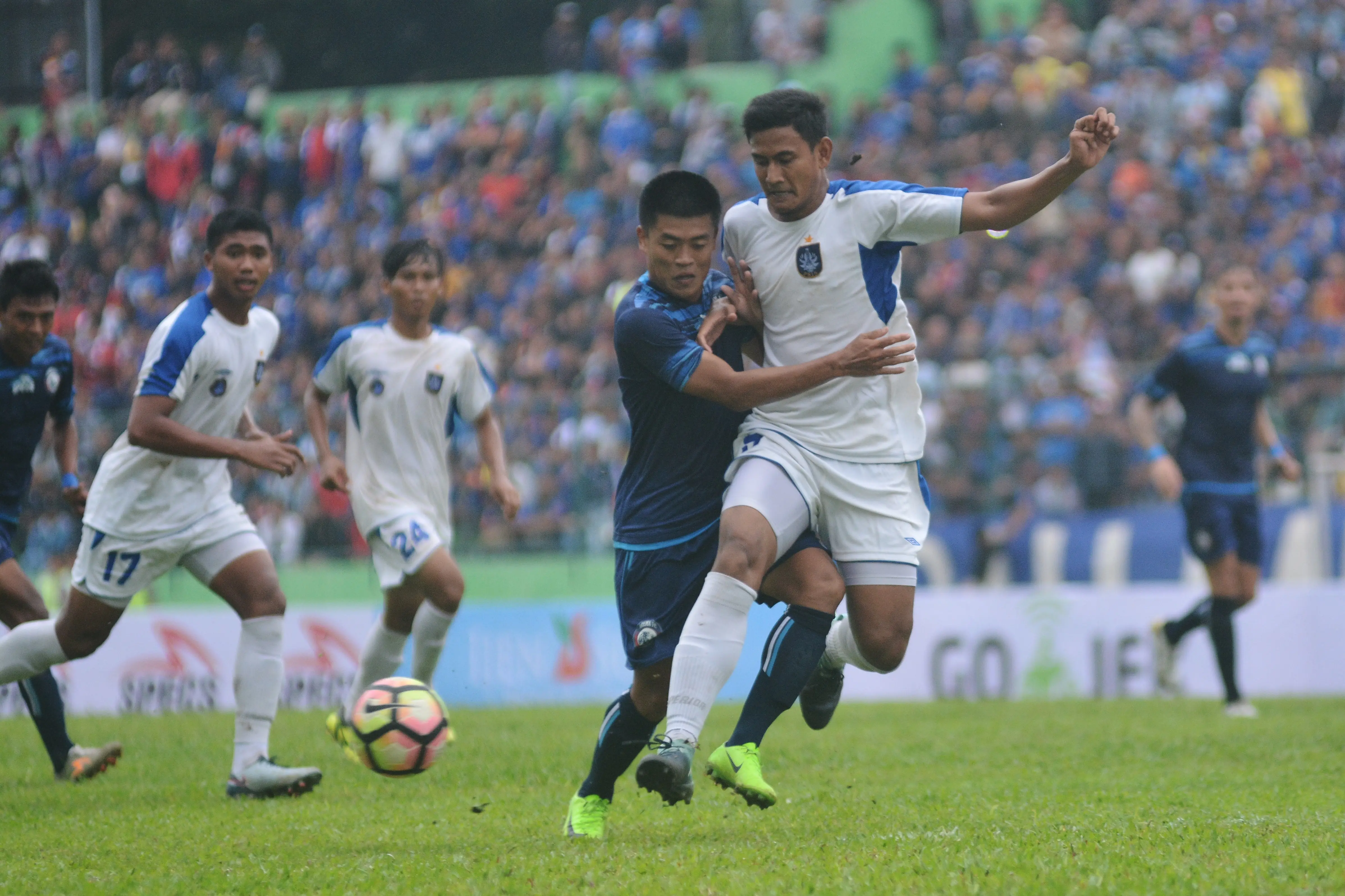 Arema FC mengalahkan PSIS Semarang 5-3 di Stadion Gajayana, Malang, Kamis (4/1/2018). (Liputan6.com/Rana Adwa)