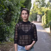 Berikut sederet inspirasi mengenakan sheer top biar tampak elegan. (Sumber foto: