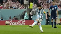 Pemain Argentina, Lionel Messi mencetak gol pertama timnya ke gawang Kroasia melalui tendangan penalti saat laga semifinal Piala Dunia 2022 yang berlangsung Lusail Stadium, Qatar, Selasa (13/12/2022) waktu setempat. (AP Photo/Frank Augstein)