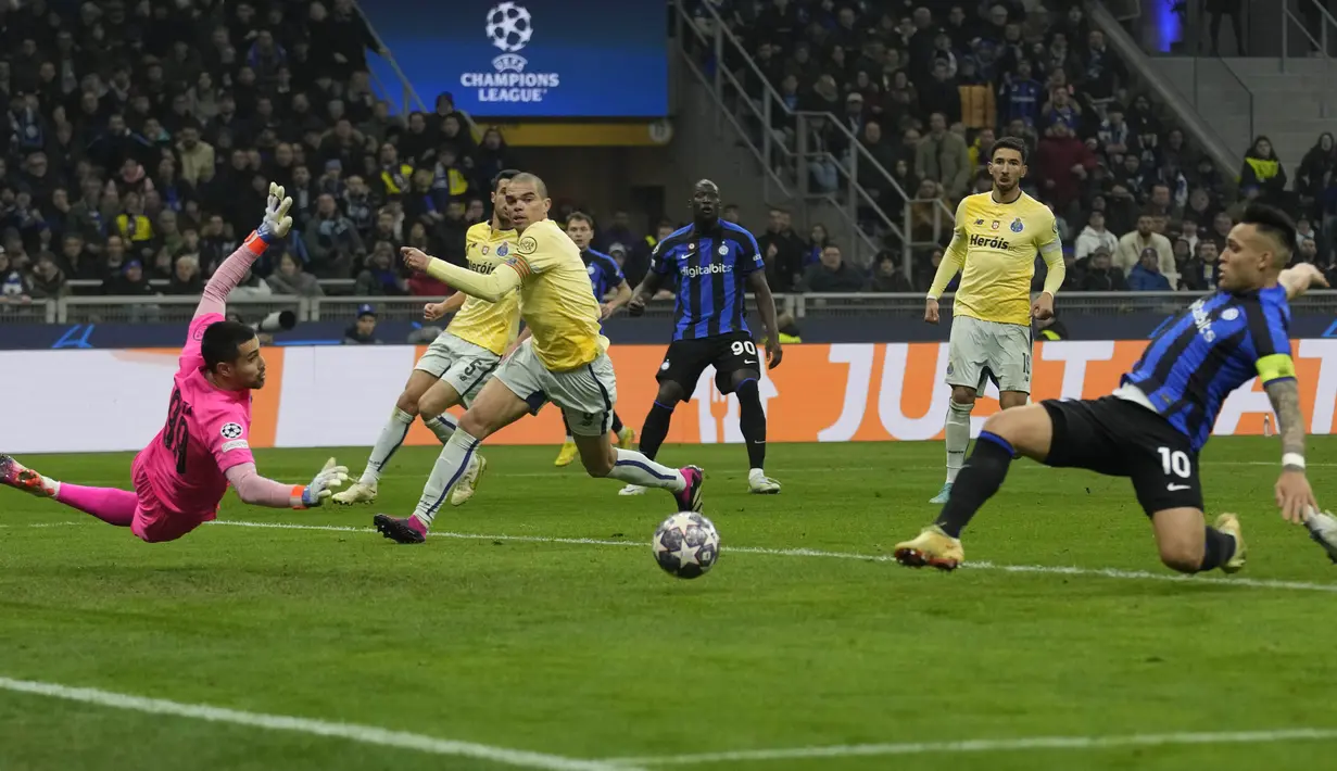 Pemain Inter Milan, Lautaro Martinez (kanan) berusaha menjebol gawang FC Porto yang dijaga oleh Diogo Costa (kiri) dalam pertandingan leg pertama babak 16 besar Liga Champions 2022/2023 yang berlangsung di San Siro, Milan, Kamis (23/2/2023) WIB. (AP Photo/Luca Bruno)