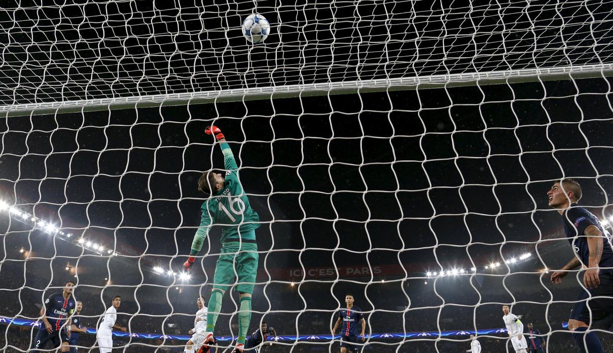Kiper PSG, Kevin Trapp berhasil menghalau bola tendangan pemain Real Madrid di lanjutan Grup A Liga Champions di Stadion Parc des Princes, Paris, Prancis, Kamis (22/10/2015) dini hari WIB. (Reuters/Benoit Tessier)