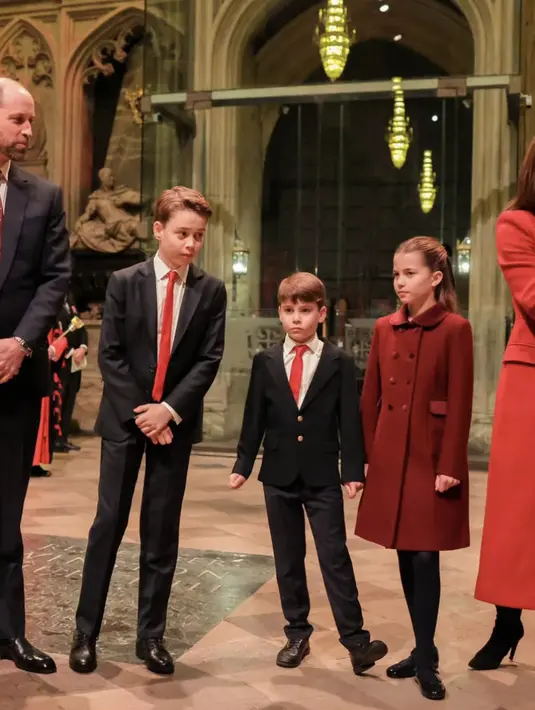 Rayakan Natal, ia kenakan coat dress mewah dengan aksen kerah. Nuansa maroon semakin menampilkan tampilan yang begitu menawan. [Foto: Instagram/ TheWales_Family]