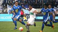 Khairul Anwar (putih) menginginkan kemenangan saat menjamu PSPS, Jumat (14/10/2016). (Bola.com/Robby Firly)
