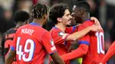 Jelang akhir laga, lewat gol ketujuh PSG tercipta di menit ke-90 lewat aksi Vitinha yang sekaligus menutup pesta PSG di markas Bayer Leverkusen. (INA FASSBENDER/AFP)