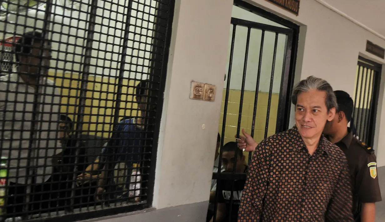 Sembari menunggu Fariz RM menerung dan melakukan introspeksi atas apa yang telah terjadi.
