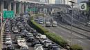 Sejumlah kendaraan roda empat terjebak macet di ruas Tol Dalam Kota, Jakarta, Senin (5/7/2021). Macet tersebut disebabkan karena adanya penutupan sejumlah pintu keluar tol dalam kota dalam masa PPKM Darurat. (Liputan6.com/Faizal Fanani)