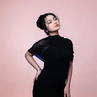 Ratu tampil dengan pendekatan konten yang lebih clean, estetis, dan cenderung misterius.