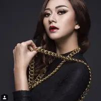 Aura Kasih masih ingin fokus pada karier. Lalu siapa calon suami pujaannya? (Foto : Instagram/aurakasih)