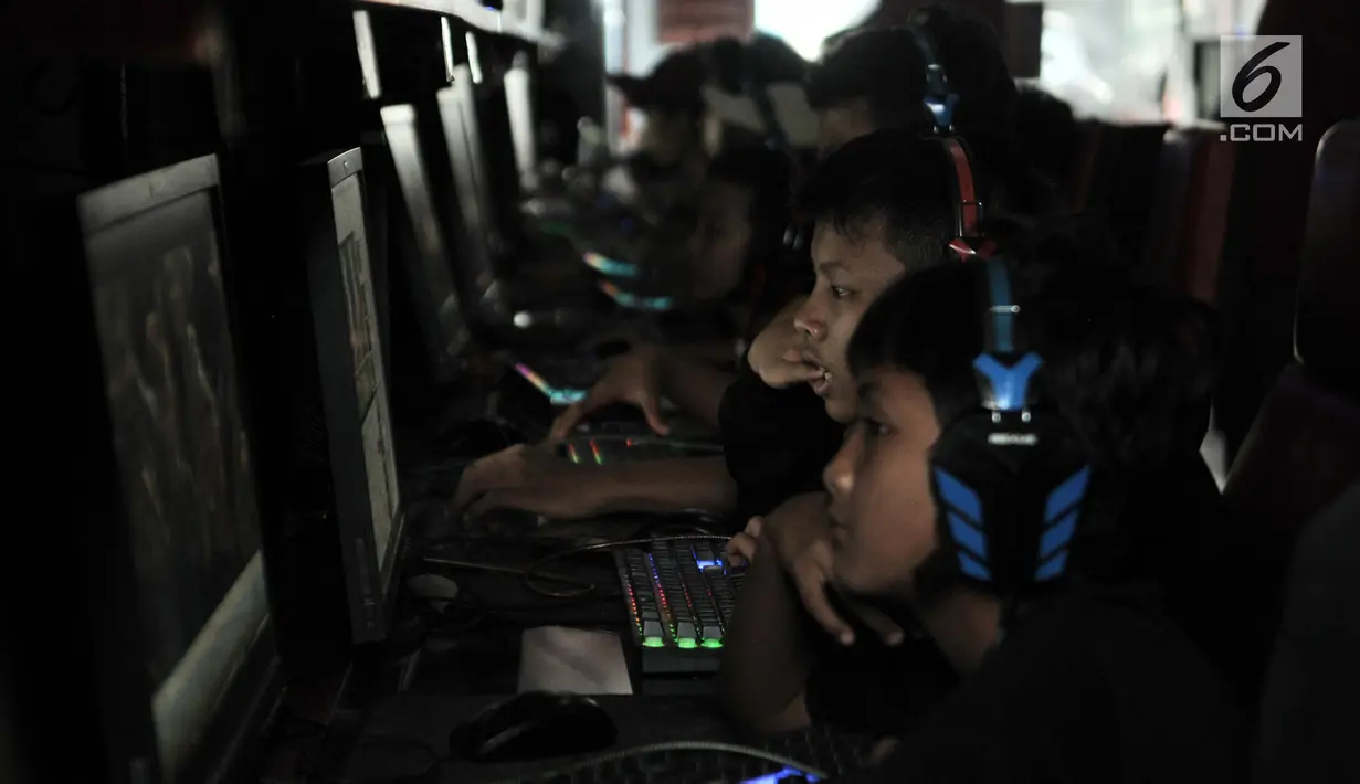 Sejumlah anak bermain game online di salah satu warung internet (warnet) di kawasan Duren Sawit, Jakarta, Senin (23/7). (Merdeka.com/Iqbal S. Nugroho)