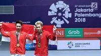 Ganda putra Indonesia, Kevin Sanjaya S/Marcus F Gideon berfoto usai menumbangkan Fajar Alfian/M Rian Ardianto di Final Bulutangkis Asian Games 2018 di Istora GBK, Jakarta, Selasa (28/8). Kevin/Marcus unggul. (Liputan6.com/Helmi Fithriansyah)