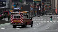 Sebuah ambulans terlihat di Times Square, New York, Amerika Serikat, Senin (27/4/2020). Menurut Center for Systems Science and Engineering di Universitas Johns Hopkins hingga 29 April 2020 pukul 00.55 WIB, jumlah kasus COVID-19 di Amerika Serikat melampaui 1 juta. (Xinhua/Michael Nagle)