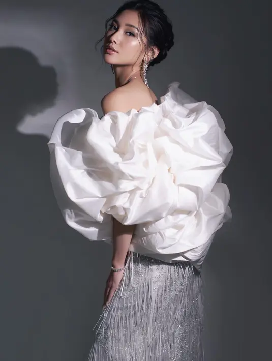 Audrey Vanessa tampil berkilau dalam balutan busana Julianto. Gaun strapless itu memiliki aksen volume satin di bagian atas dan fringe berwarna silver di bagian bawah. [instagram/audreyyvanessa]