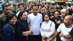 Presiden Joko Widodo (Jokowi) berfoto bersama warga saat jalan-jalan menikmati suasana jelang pergantian tahun di kawasan Malioboro, Yogyakarta, Minggu (31/12). Jokowi tampak ditemani putra bungsunya, Kaesang Pangarep. (LIputan6.com/Biro Setpres)