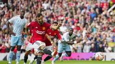 Gelandang Manchester United, Bruno Fernandes mencetak gol melalui tendangan penalti ke gawang Nottingham Forest pada pertandingan lanjutan Liga Inggris di stadion Old Trafford di Manchester, Inggris, Sabtu, 26 Agustus 2023. (AP Photo/Jon Super)