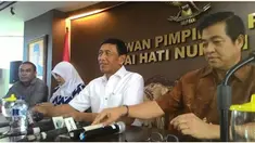 Meski sudah menyatakan akan maju secara independen di Pilkada DKI Jakarta, namun ternyata masih ada partai politik yang menyatakan dukungannya kepada Ahok. Setelah Nasdem, kini Partai Hanura ikut mendukung Ahok.
