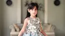 Putri Nia Ramadhani, Mikhayla terlihat menawan dalam balutan flowy dress. Busana ini cocok untuk anak perempuan yang cenderung feminim. (Instagram/ramadhaniabakrie).
