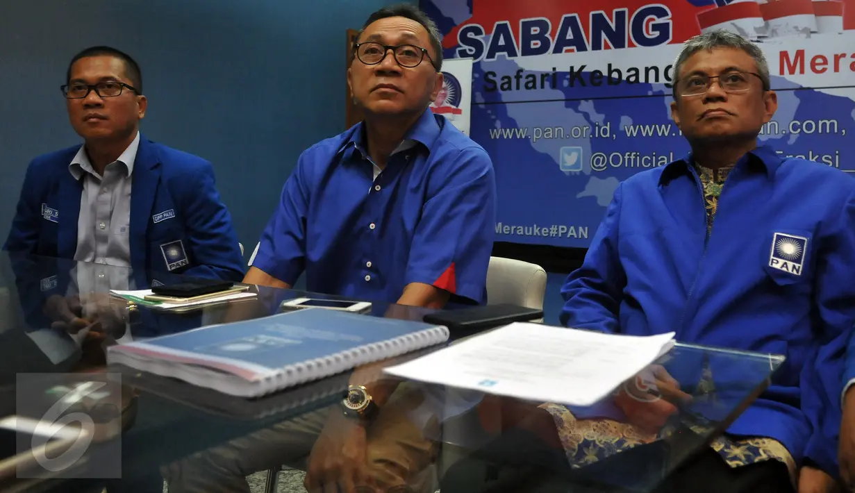 Ketua Umum Partai Amanat Nasional (PAN) Zulkifli Hasan saat menggelar jumpa pers di Kantor DPP PAN, Jakarta,  (20/5). Konferensi pers tersebut terkait persiapan rakernas PAN dan isu terkini soal partai politik. (Liputan6.com/JohanTallo)