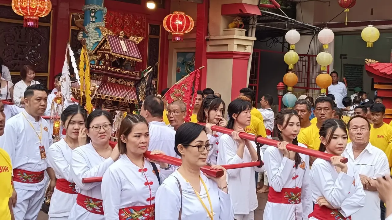 Sejumlah wanita ikut mengusung Kio yang membawa Tang Sin keluar dari Klenteng Ban Hin Kiong, Kota Manado, Sulut, Rabu (12/2/2025).