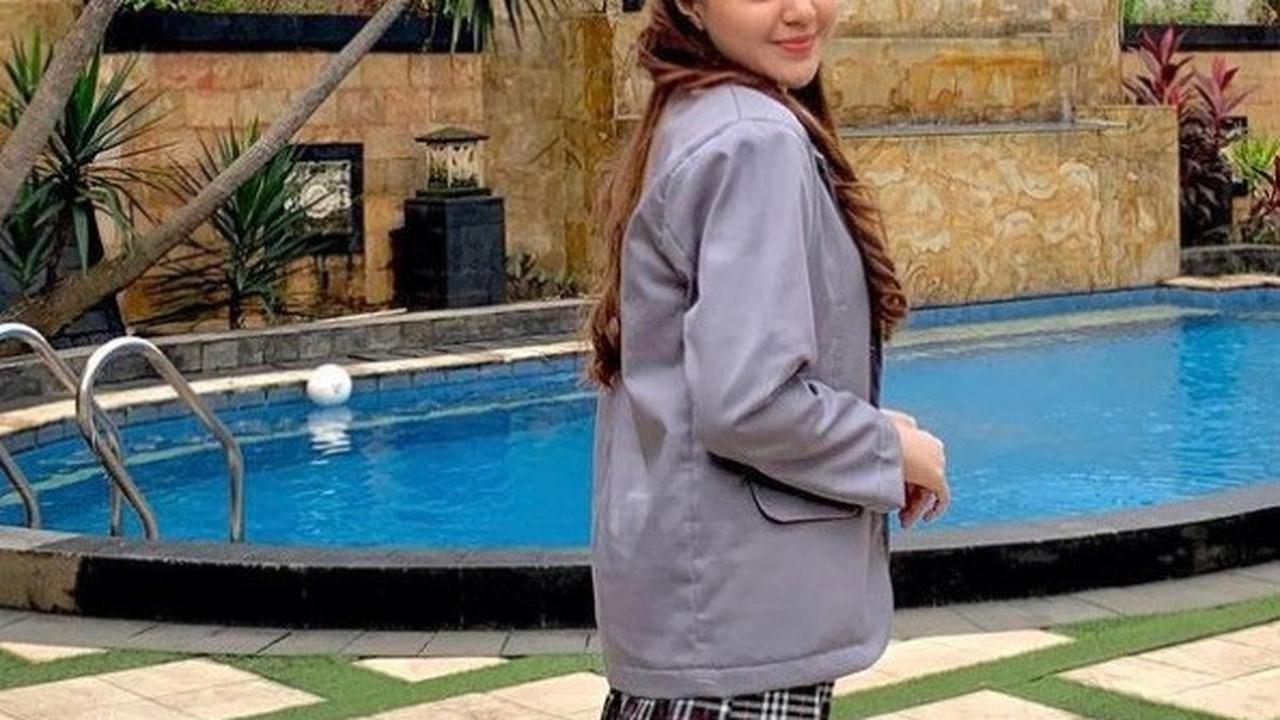 Artis cantik ini juga menjadi bintang video klip lagu milik Rafael Tan. Ia pun akhirnya terjun ke dunia akting.