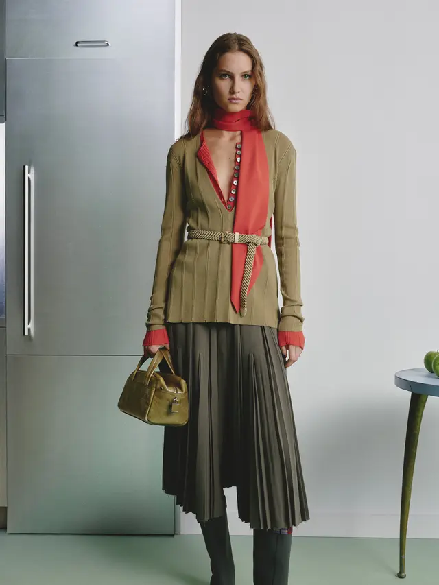 Tory Burch Resort 2027, Saat Gaya Klasik Bertemu Sentuhan Eksentrik yang Chic