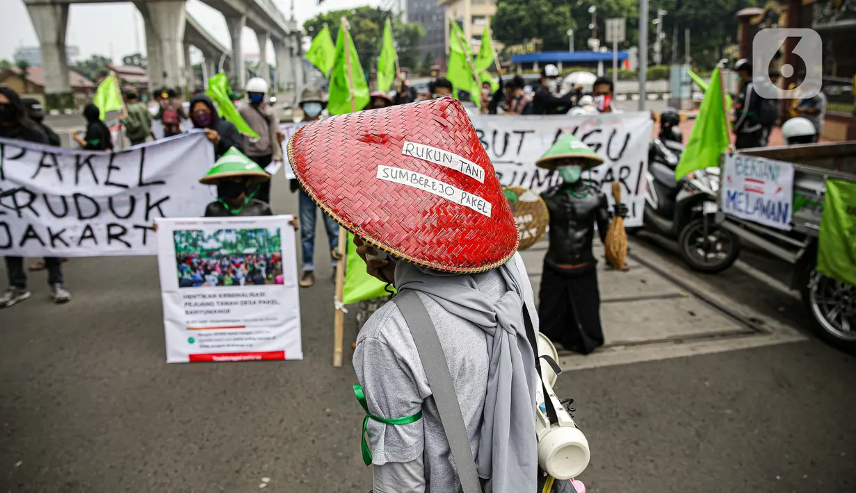 Massa yang tergabung dalam Rukun Tani Sumberejo Pakel berorasi saat melakukan aksi di depan Mabes Polri, Jakarta, Kamis (17/6/2021). Aksi tersebut dilakukan secara serentak di Jakarta, Surabaya, dan Banyuwangi. (Liputan6.com/Faizal Fanani)