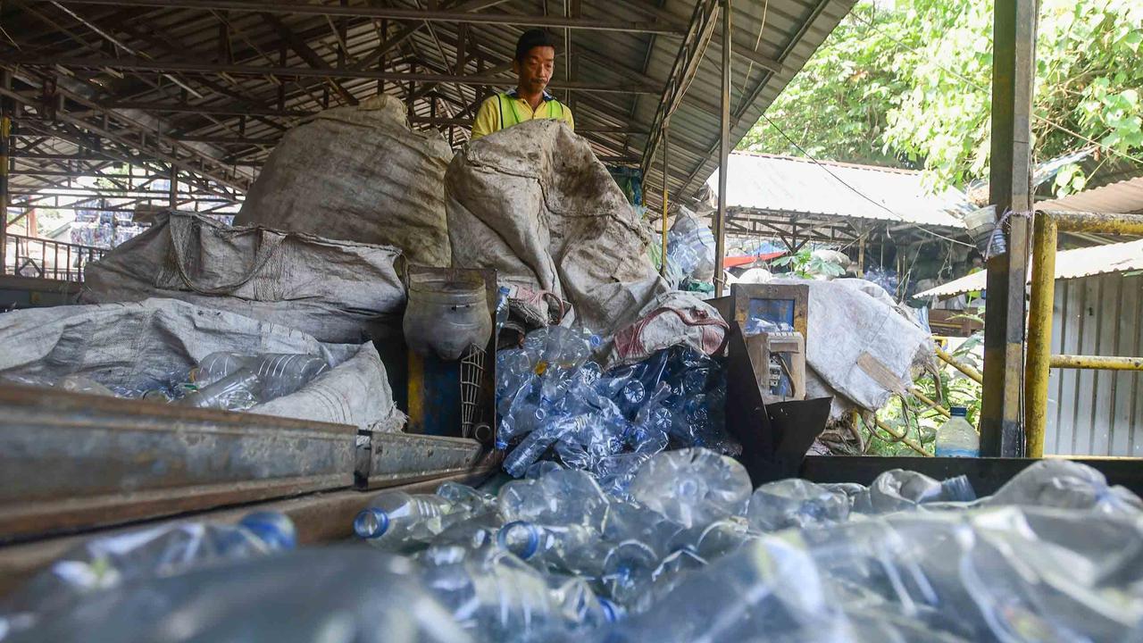 FOTO: Mengintip Proses Daur Ulang  Sampah Botol Plastik Menjadi Cacahan  Plastik Bernilai Jual Tinggi