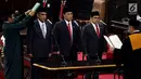 Sekjen Gerindra Ahmad Muzani (dua kiri), Wasekjen PDIP Ahmad Basarah (tiga kiri), dan Ketua Umum PKB Muhaimin Iskandar (empat kiri) disumpah oleh Ketua MA Muhammad Hatta Ali dalam Sidang Paripurna MPR, Jakarta, Senin (26/3). (Liputany6.com/JohanTallo)