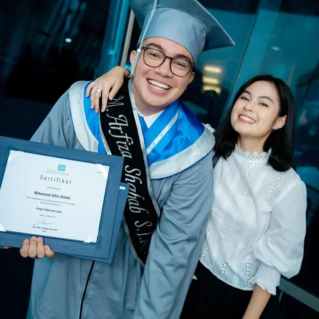 Umay Shahab resmi jadi Sarjana Ilmu Komunikasi dengan predikat Cumlaude (Foto: Instagram umayshahab)