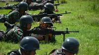 Sejumlah prajurit TNI dari batalyon infantri Raider 112 saat mengikuti latihan menembak di Mata Ie, Aceh Besar, Aceh, Selasa (11/6/2019). Latihan menembak ini untuk memelihara dan meningkatkan kemampuan prajurit Raider.  (AFP Photo/Chaideer Mahyuddin)