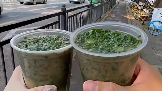 Viral kopi dengan daun bawang di Tiongkok.