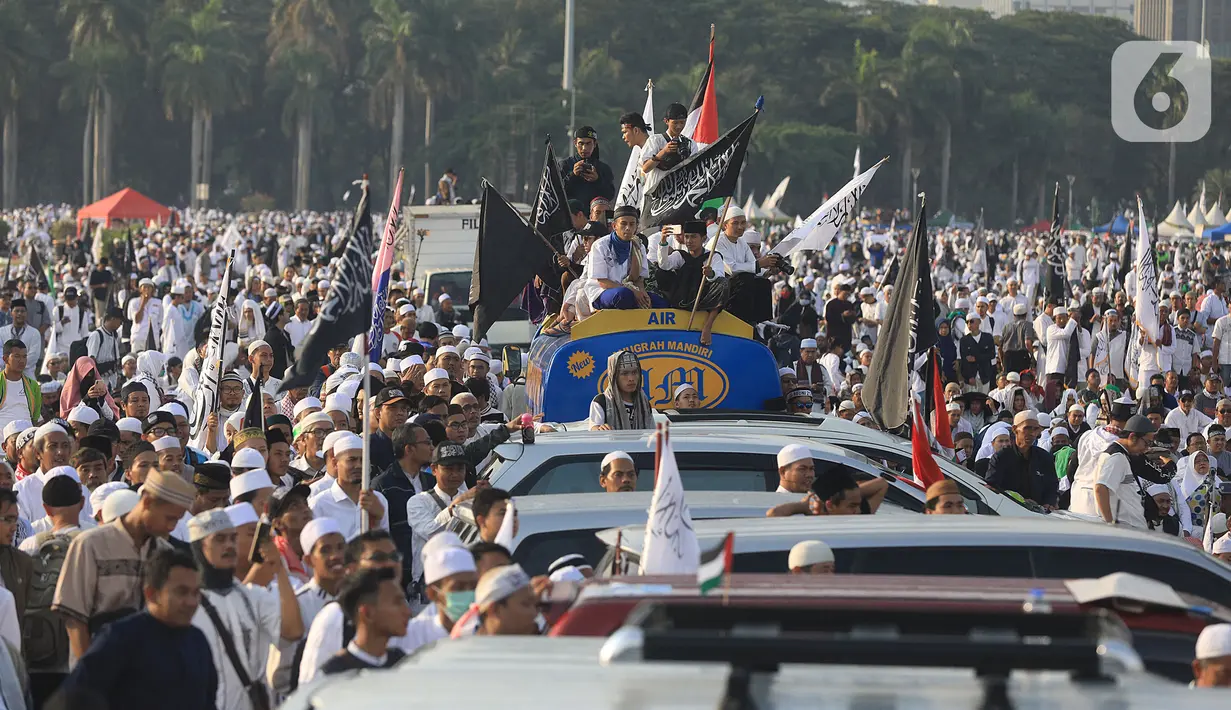 Suasana acara Munajat dan Maulid Akbar 2019 #ReuniMujahid212 di kawasan Monas, Jakarta, Senin (2/12/2019). Dalam acara tersebut, massa turut mendoakan agar Imam Besar FPI Rizieq Shihab segera dipulangkan. (Liputan6.com/Herman Zakharia)