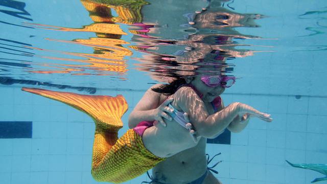Belajar Berenang ala 'Putri Duyung' di Sekolah Renang Manila