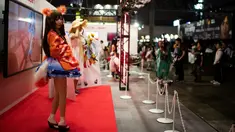 Seorang model mengenakan kostum karakter video game saat gelaran Tokyo Game Show 2018 di Tokyo, Jepang, Jumat (21/9). Salah satu perhelatan gaming terbesar untuk kawasan Asia tersebut diadakan hingga 23 September nanti. (AFP / Martin BUREAU)