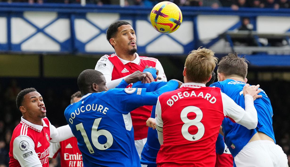 Pemain Everton James Tarkowski (kanan) mencetak gol ke gawang Arsenal pada pertandingan sepak bola Liga Inggris di Goodison Park, Liverpool, Inggris, 4 Februari 2023. Everton mengalahkan Arsenal dengan skor 1-0. (AP Photo/Jon Super)