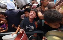 FOTO: Jeritan Anak-Anak Kelaparan di Jalur Gaza saat Berebut Makanan