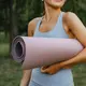 Memilih matras yoga yang tepat sangat penting untuk mengoptimalkan latihan Anda. [Dok/Pexels.com/olia danilevich].