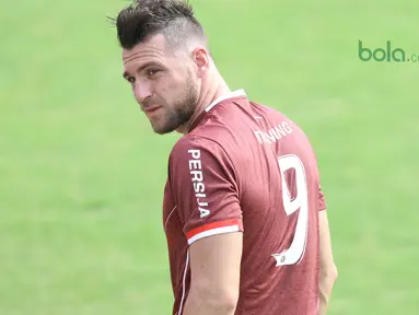 Marko Simic menyimak arahan pelatih saat sesi latihan jelang melawan Tampines Rovers Piala AFC 2018 di Lapangan ABC, Senayan, Jakarta (27/2/2018). Marko Simic menjadi menjadi salah satu andalan Persija musim 2018. (Bola.com/Nick Hanoatubun)