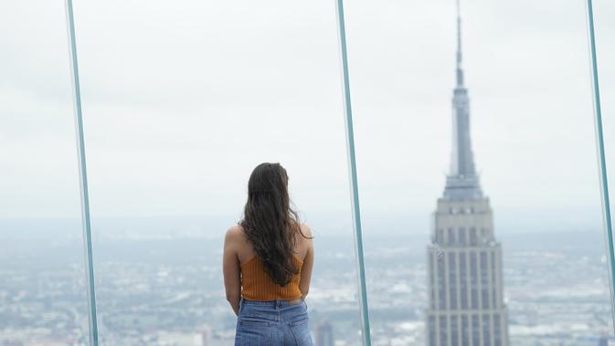 Pengunjung memandang cakralawa kota dari Edge, dek langit tertinggi di luar ruangan di Western Hemisphere saat dibuka kembali untuk umum di New York, Rabu (2/9/2020). Dek yang berada di lantai 100 menara utama Hudson Yards itu memiliki tinggi 1.100 kaki atau setara 335 meter. (TIMOTHY A. CLARY/AFP)