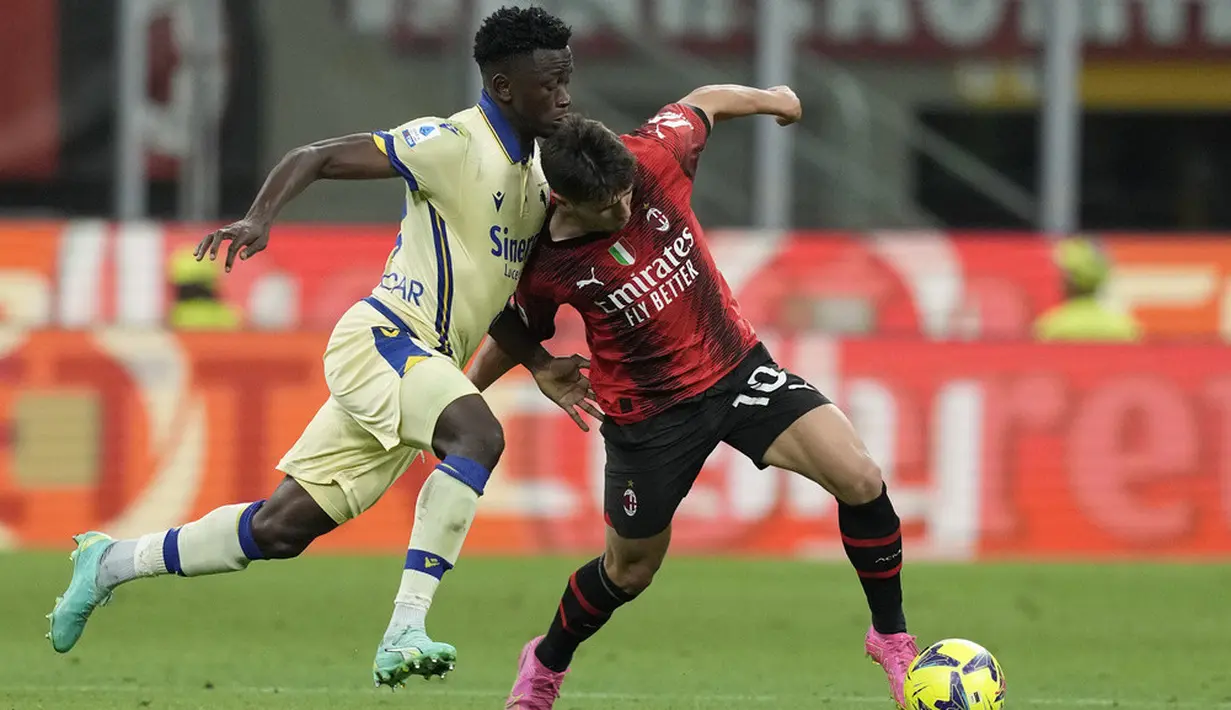 <p>Meski AC Milan sempat dibuat ketar-ketir kala Marco Faraoni membuat Verona menyamakan kedudukan di menit ke-72, setelah Olivier Giroud mencetak gol pada awal babak kedua. (AP Photo/Antonio Calanni)</p>