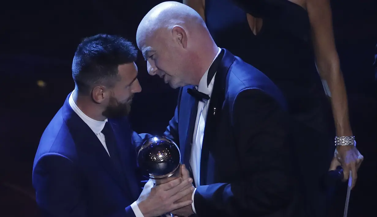 Penyerang Barcelona, Lionel Messi saat menerima penghargaan Pemain Terbaik Dunia 2019 versi FIFA  dari presiden Gianni Infantino di teater La Scala Milan, Italia utara (23/9/2019). (AP Photo/Antonio Calanni)